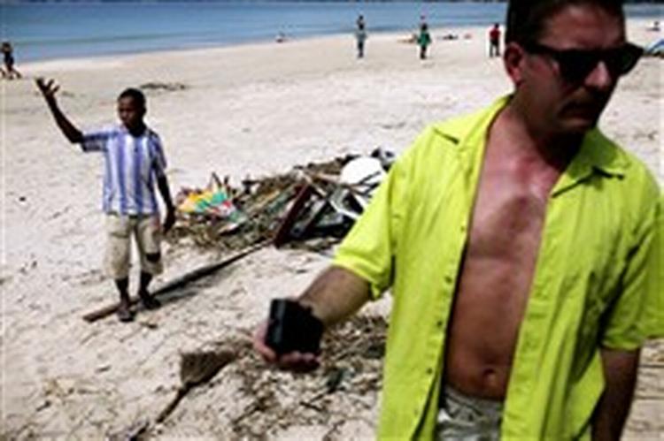 Jesper Thamm på stranden ved Patong. Familiens børn vil ikke bade mere af frygt for at støde på lig, men at familien ikke selv er ramt af katastrofen. Derfor mener han, at det »går nok« at fortsætte ferien i Thailand. 