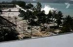 Flodbølgen rammer Patong, Thailand, om morgenen den 26. december. - Foto: AP 