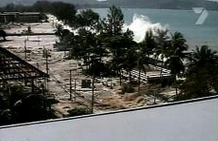 Flodbølgen rammer Patong, Thailand, om morgenen den 26. december. - Foto: AP 