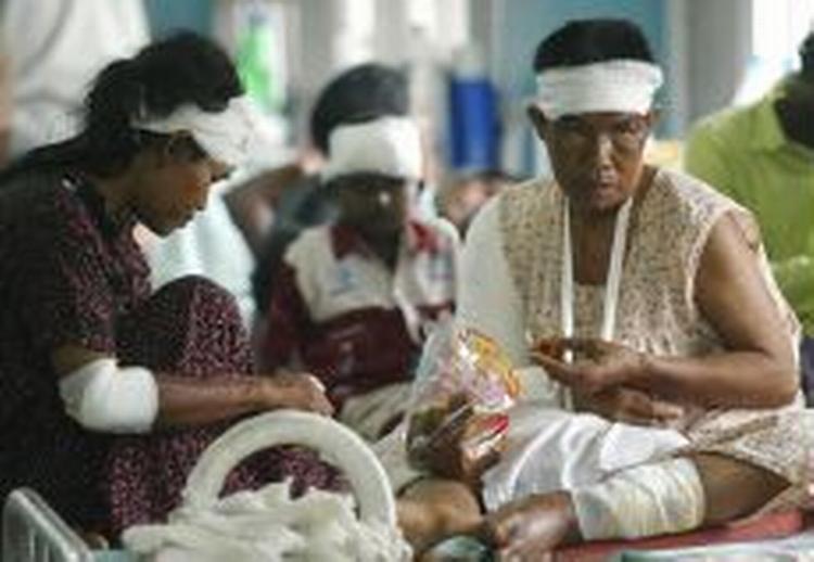 40-årige Jaina.og Nora på 55 år fra Chora Island sidder på et hospital i Port Blair på Andamanerne. - Foto: AP 