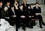 Anders Fogh Rasmussen (th.) med flere ministre under mindegudstjenesten i Vor Frue Kirke søndag. - Foto: Mads Nissen 