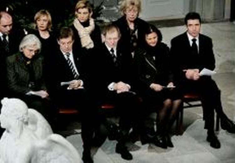 Anders Fogh Rasmussen (th.) med flere ministre under mindegudstjenesten i Vor Frue Kirke søndag. - Foto: Mads Nissen 