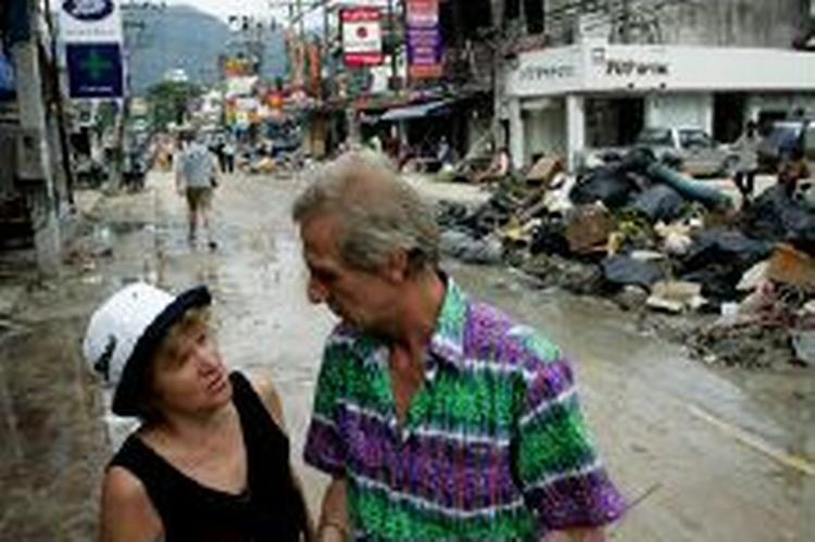 Dette tyske par i Pantong, Thailand, er efter katastrofen et særsyn. Turisterne bliver nemlig væk. - Foto: Martin Lehmann 