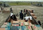 Nødhjælp lastes på en amerikansk helikopterbase i den hårdt ramte Aceh-provins i Indonesien. - Foto: AP 