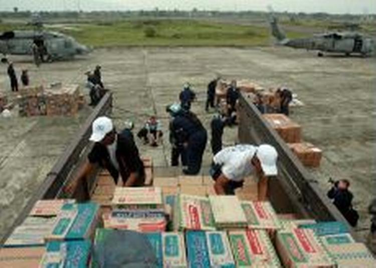 Nødhjælp lastes på en amerikansk helikopterbase i den hårdt ramte Aceh-provins i Indonesien. - Foto: AP 