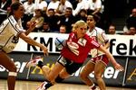 Hverken Gro Hammerseng eller Josephine Touray får stoppet Mette Melgaard, der scorer et af Slagelses mål i den dramatiske 25-25-kamp.   Foto: Kim Nielsen 