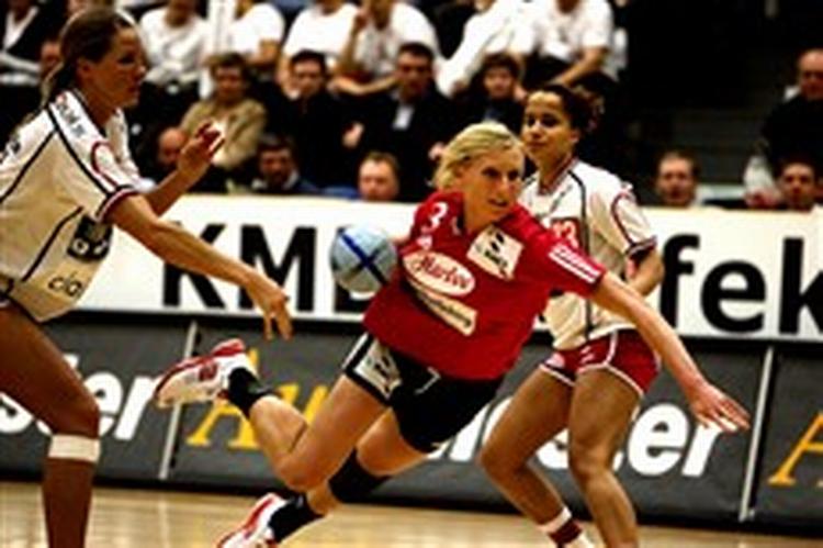 Hverken Gro Hammerseng eller Josephine Touray får stoppet Mette Melgaard, der scorer et af Slagelses mål i den dramatiske 25-25-kamp.   Foto: Kim Nielsen 
