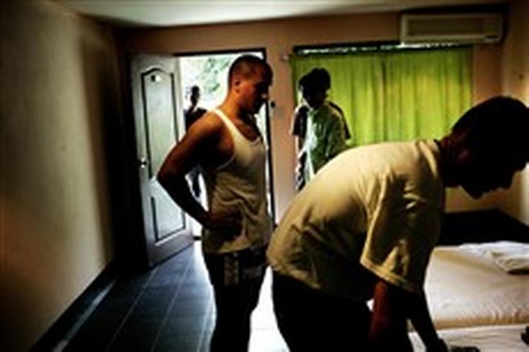 Thomas Frederiksen og Thomas Sylvest i gang med at undersøge et hotelværelse i Phuket for spor efter to savnede danskere. - Foto: Martin Lehmann 
