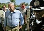 Colin Powell er rystet over forholdene på Sumatra efter ødelæggelserne. Her er han under et besøg i Thailand i går. - Foto: AP 