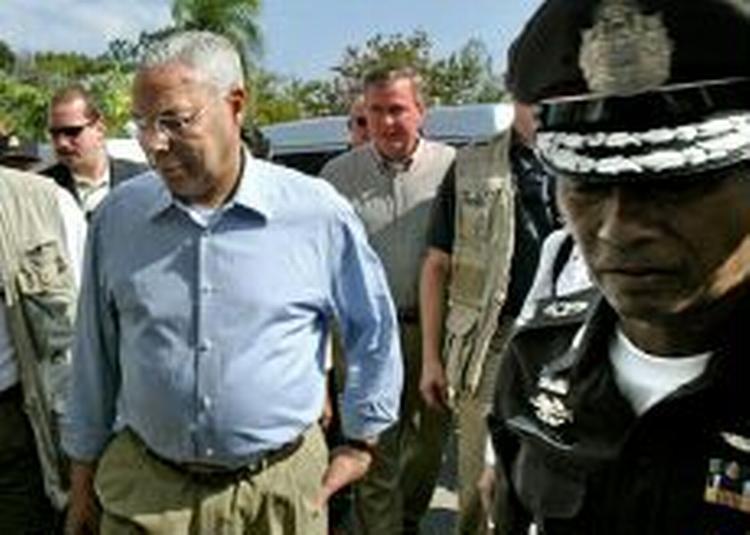 Colin Powell er rystet over forholdene på Sumatra efter ødelæggelserne. Her er han under et besøg i Thailand i går. - Foto: AP 