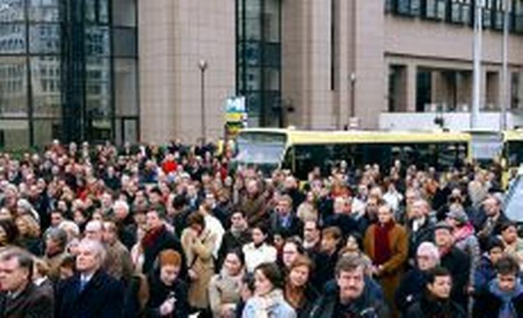 Europærerne - undtagen danskerne - holdt i dag tre minutters stilhed, her i Bruxelles. - Foto: AP 