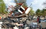 De fleste danskere er savnet i Thailand, hvor de var på ferie. Området Khao Lak, hvor dette billede stammer fra, er blandt de hårdest ramte. - Foto: AP 