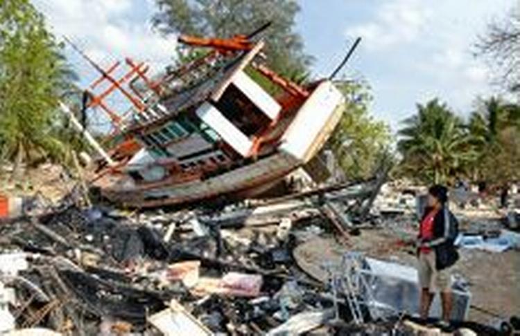 De fleste danskere er savnet i Thailand, hvor de var på ferie. Området Khao Lak, hvor dette billede stammer fra, er blandt de hårdest ramte. - Foto: AP 