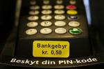 Kunderne advares nu på de nye dankortterminaler mod gebyret. - Foto: Klaus Holsting 