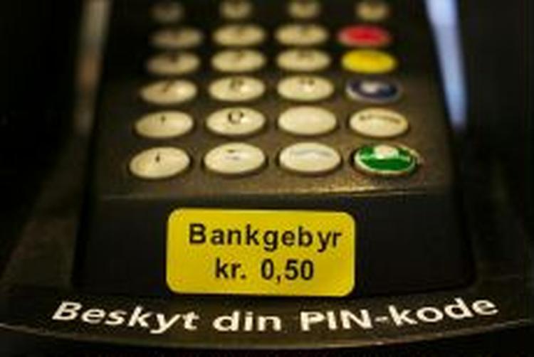 Kunderne advares nu på de nye dankortterminaler mod gebyret. - Foto: Klaus Holsting 