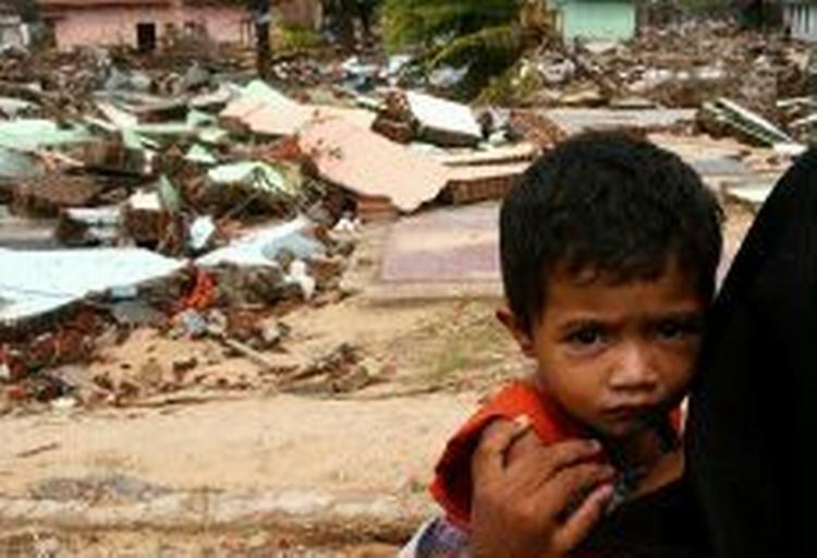 Denne lille dreng mistede sine forældre ved katastrofen. Han bor nu hos en slægtning i byen Maruthamunai i Sri Lanka. - Foto: AP 