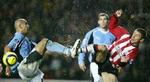 Southamptons Kevin Phillips (th.) og Fulhams Zesh Rehman ramler sammen. - Foto: AP 