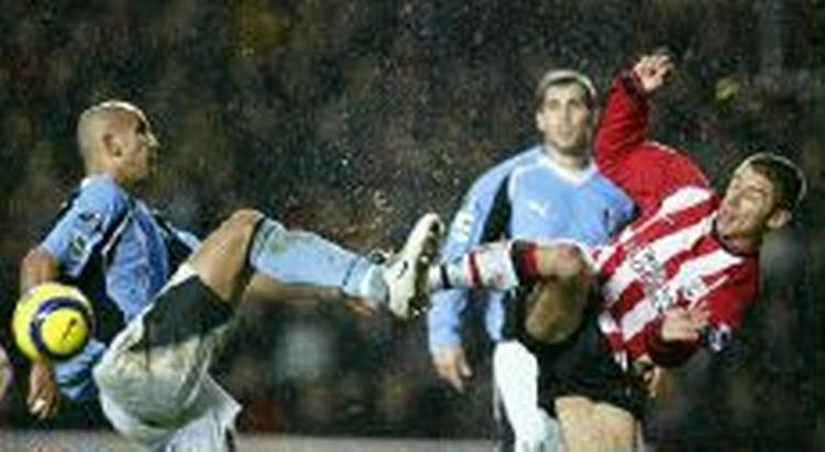 Southamptons Kevin Phillips (th.) og Fulhams Zesh Rehman ramler sammen. - Foto: AP 