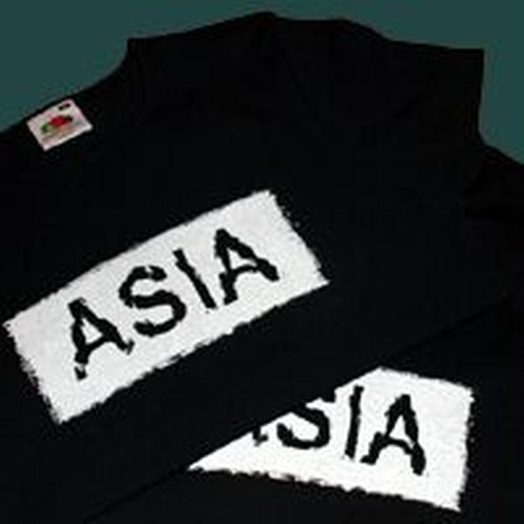 T-shirten koster 100 kr. i forretningerne og på Red Barnets website. 