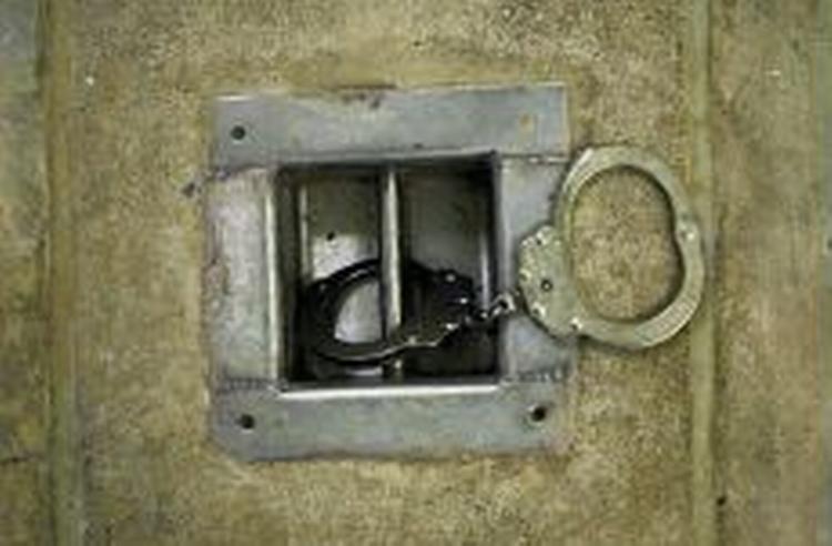 Håndjern i gulvet i en celle på Guantanamo-basen i Cuba. - Foto: AP 