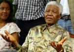 En tydeligt bevæget Mandela på pressekonferencen. - Foto: AP 