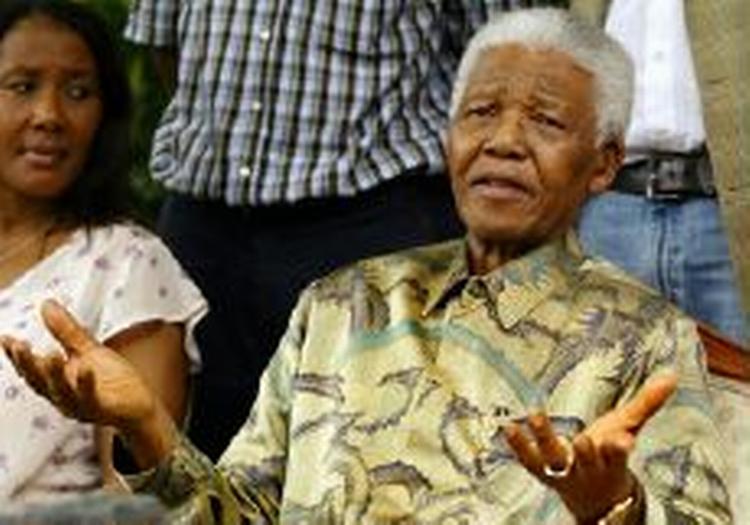 En tydeligt bevæget Mandela på pressekonferencen. - Foto: AP 