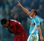 Lazios Paolo Di Canio fejrer sin scoring, mens Romas brasilianer Mancini græmmer sig. - Foto: AP 