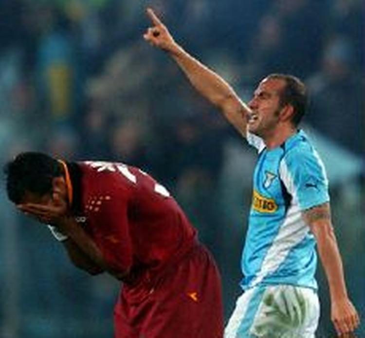 Lazios Paolo Di Canio fejrer sin scoring, mens Romas brasilianer Mancini græmmer sig. - Foto: AP 