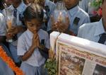 Skolebørn i Indien beder for ofrene for katastrofen. - Foto AP 