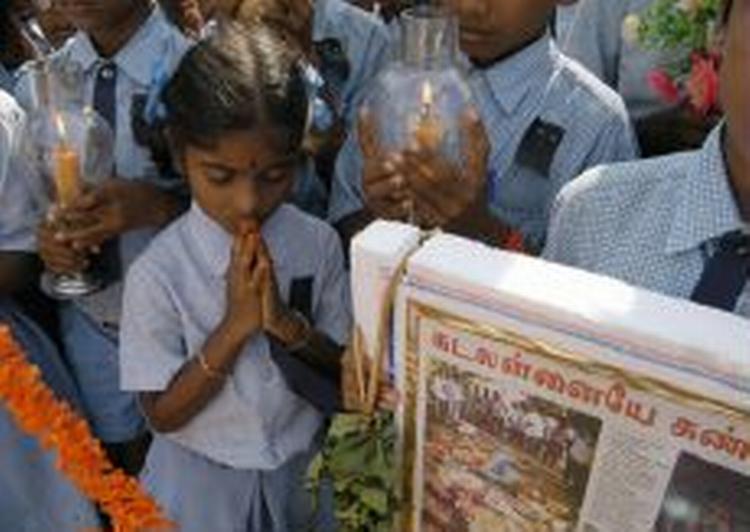 Skolebørn i Indien beder for ofrene for katastrofen. - Foto AP 