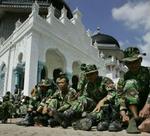 Indonesiske soldater i Banda Aceh hævder, at oprørere har angrebet dem under fordelingen af nødhjælp udenfor provinshovedstaden. - Foto: AP 