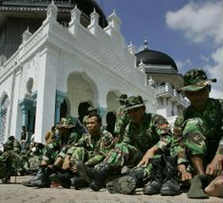 Indonesiske soldater i Banda Aceh hævder, at oprørere har angrebet dem under fordelingen af nødhjælp udenfor provinshovedstaden. - Foto: AP 