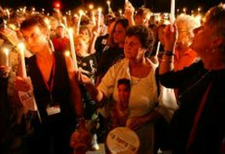 Elvis-fans ved Graceland i august på årsdagen for hans død. - Foto: AP 