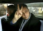 Mustafa Baghouti laver V-tegnet efter anholdelsen i Østjerusalem. - Foto: AP 