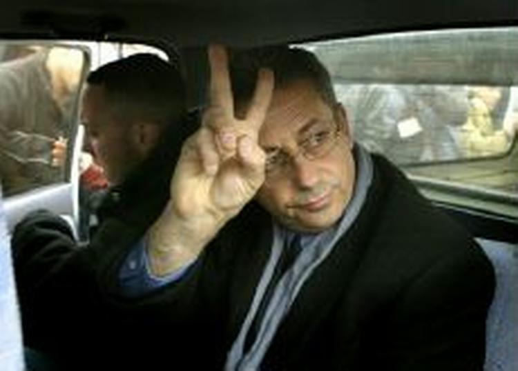 Mustafa Baghouti laver V-tegnet efter anholdelsen i Østjerusalem. - Foto: AP 