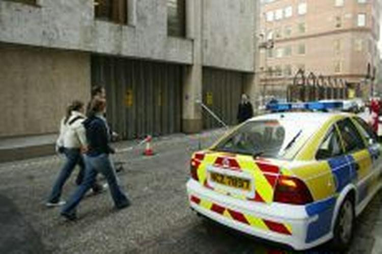 Mere end tyve personer var involveret i røveriet i Belfast. - Foto: AP 