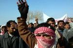 Indbyggere fra Fallujah protesterer i en nærliggende landsby mod USA og den irakiske overgangsregering. - Foto: AP 
