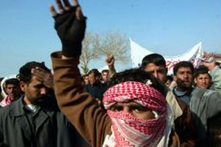 Indbyggere fra Fallujah protesterer i en nærliggende landsby mod USA og den irakiske overgangsregering. - Foto: AP 