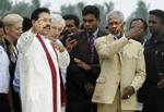 Sri Lankas premierminister Mahinda Rajapakse diskuterer katastrofens omfang med Kofi Annan. - Foto: AP 