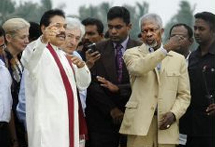 Sri Lankas premierminister Mahinda Rajapakse diskuterer katastrofens omfang med Kofi Annan. - Foto: AP 