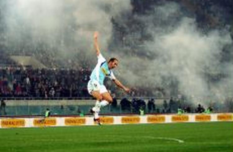 Udover anklager om jubelscener med fascistisk tilsnit markerede Paolo Di Canio også sin scoring på mere traditionel vis. - Foto: AP 