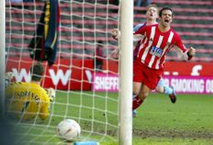 Andy Liddell fra Sheffield United jubler. Thomas Sørensen fra Aston Villa gør det modsatte. - Foto: AP 