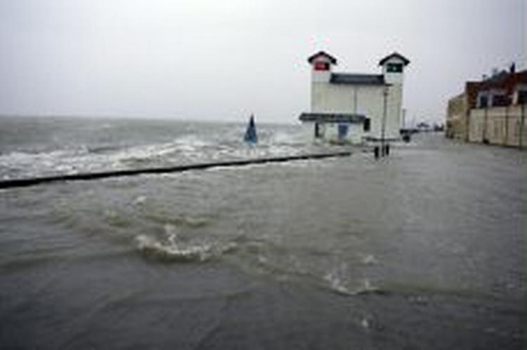 Vandstanden i Løgstør Havn nåede ved 14 tiden 20 centimeter over havnekajen. - Foto: Uffe Kongsted 