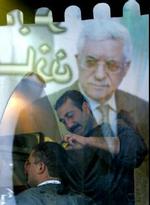 Spejling af favoritten til at vinde valget Mahmoud Abbas. - Foto: AP 