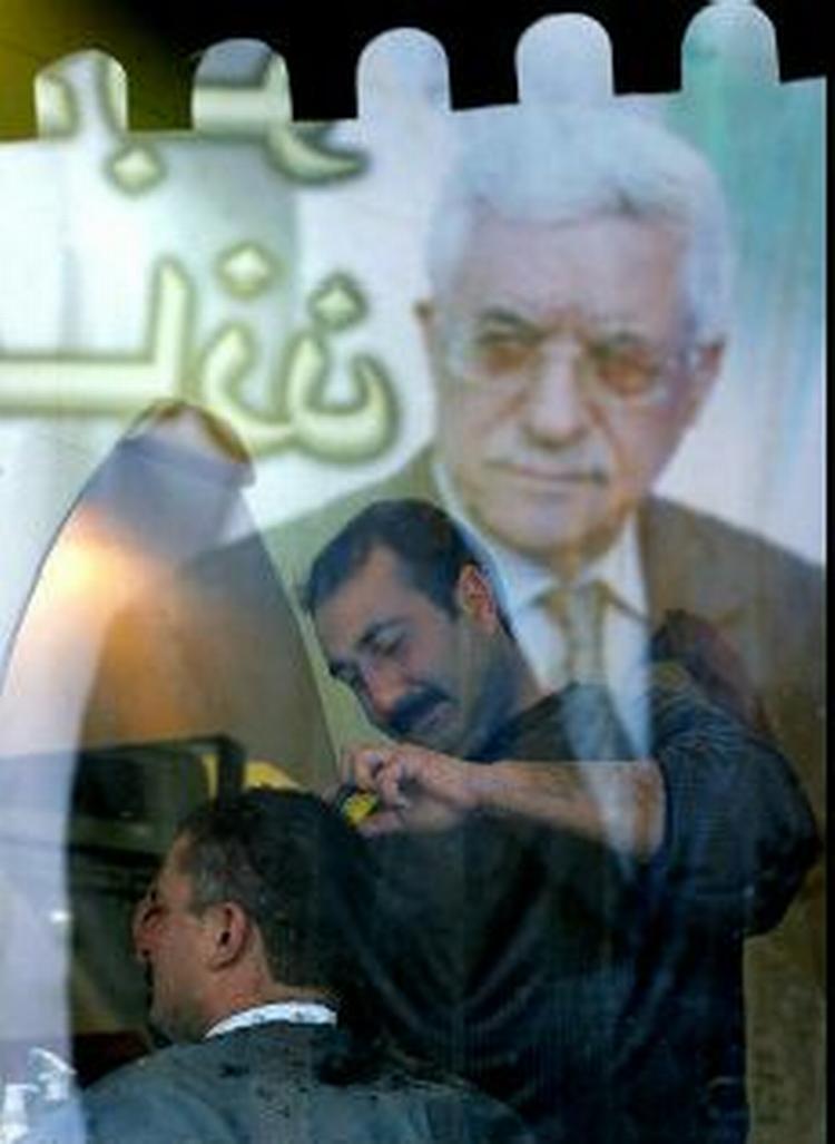 Spejling af favoritten til at vinde valget Mahmoud Abbas. - Foto: AP 