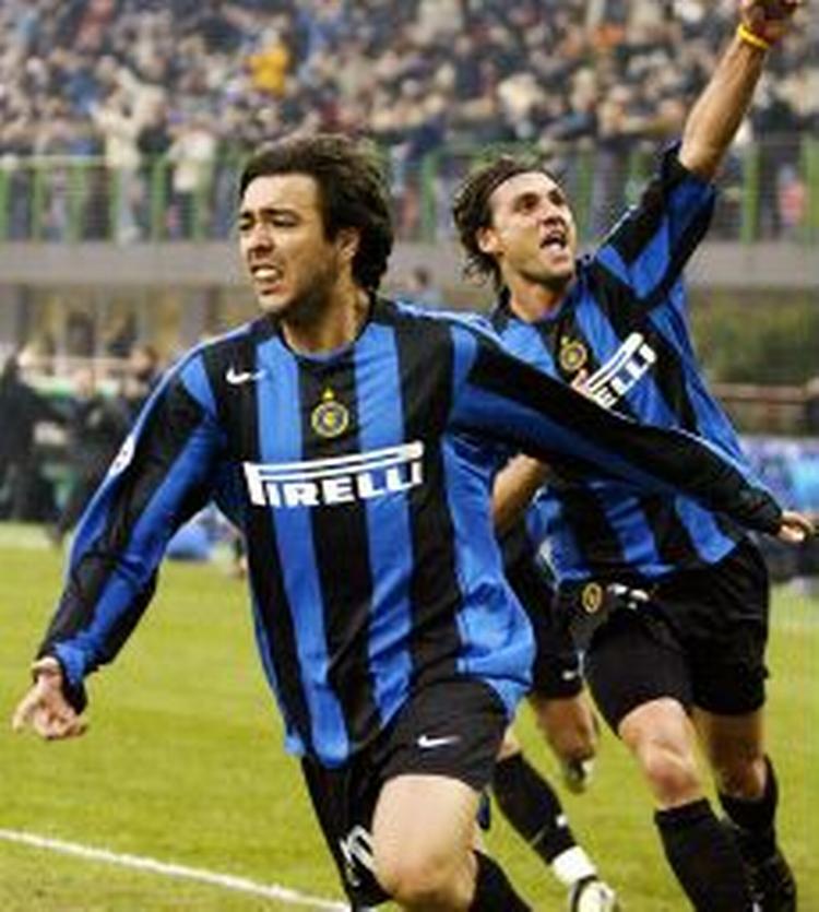 Inters Recoba jubler efter sin scoring i overtiden. - Foto: AP 