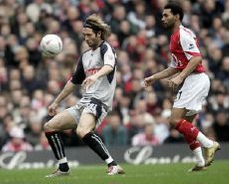 Jermaine Pennant (th.) forsøger at snuppe bolden fra Stokes Jason Jarrett. - Foto: AP 