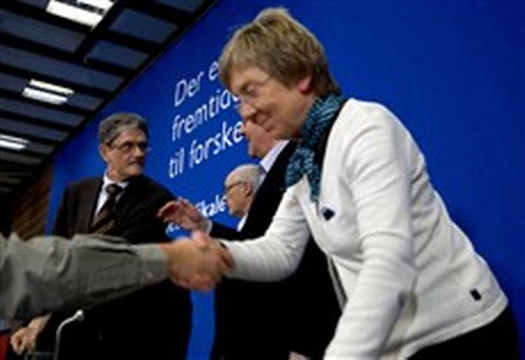 Den radikale partileder Marianne Jelved giver hånd ved partiets nytårsstævne i Nyborg. I baggrunden Mogens Lykketoft (S).   Foto: Lars Skaaning 