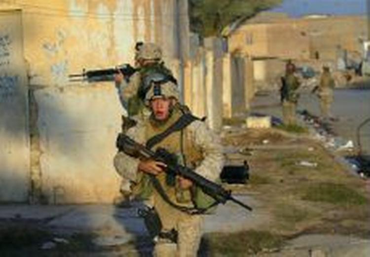 De amerikanske soldater har svært ved at slå oprøret ned i Irak. Derfor overvejer man nu en ny strategi. - Arkivfoto: AP 