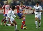 Både før, under og efter debutkampen for Atletico Madrid var Jesper Grønkjær i fokus, men danskeren kunne ikke forhindre stjernerne fra Real Madrid i at vinde med 3-0. - Foto: AP 